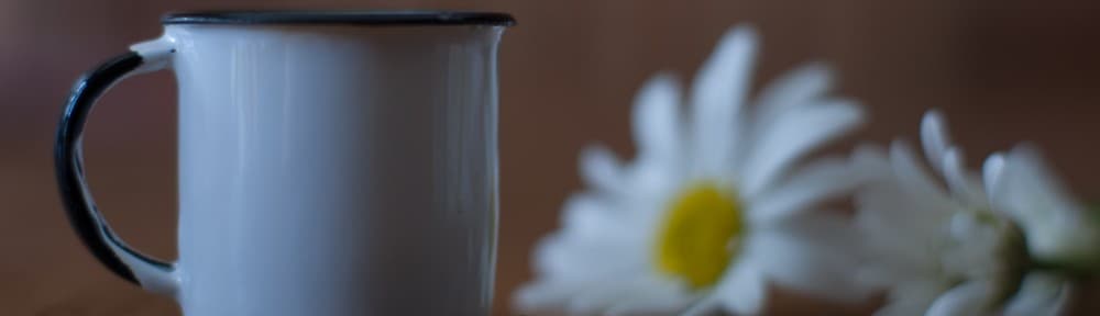 Caneca e flores em topo historico do GuiaDoCafezinho