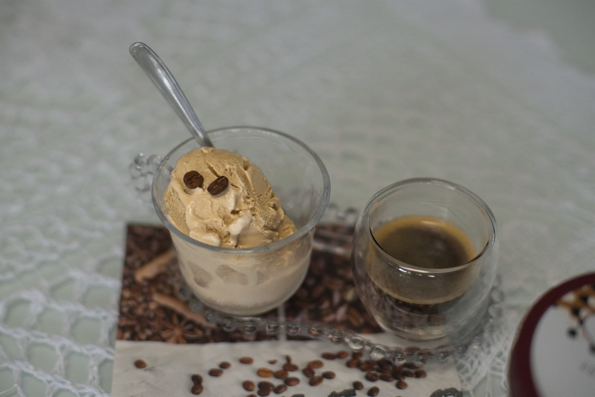 Sorvete de café Häagen-Dazs ao lado de uma dose de espresso