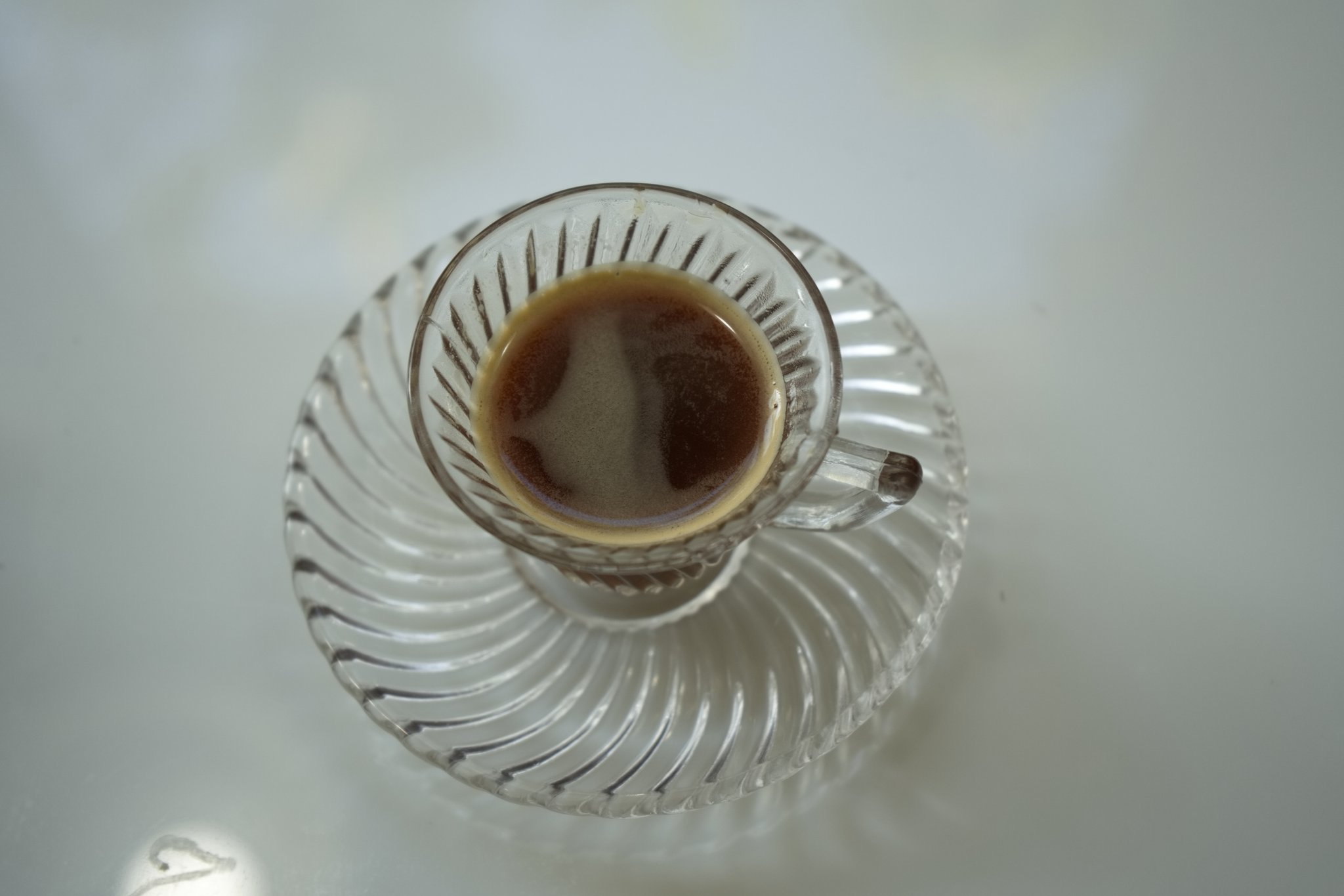 Vista superior da xícara de vidro com Café Gato-Mourisco e seu pires